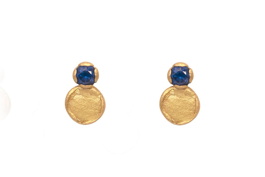 Small blue sapphire, textured, UK handmade recycled gold disc studs.